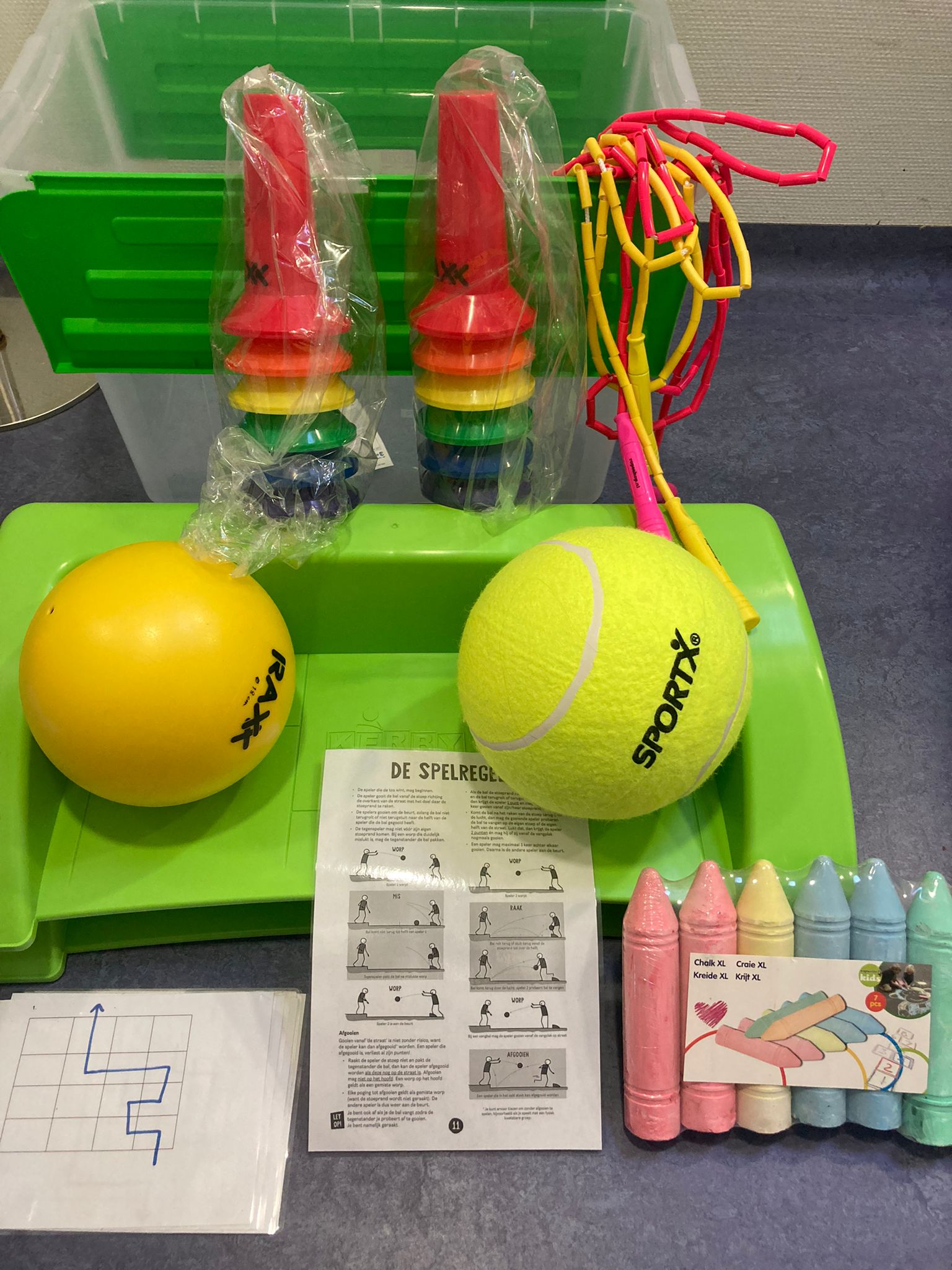 Buitenspel materiaal voor op het plein